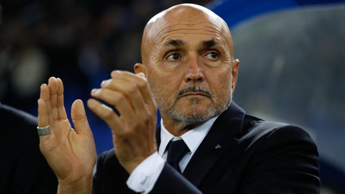 Italy coach Luciano Spalletti clapping